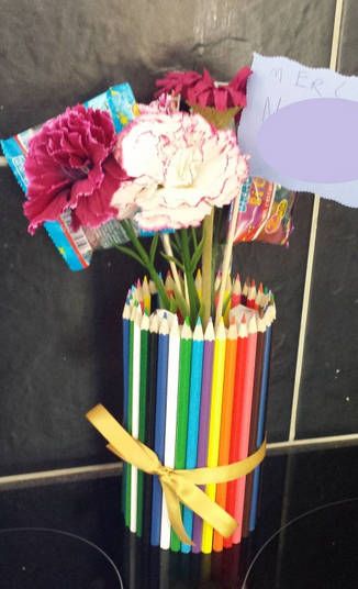 vase crayons de couleurs